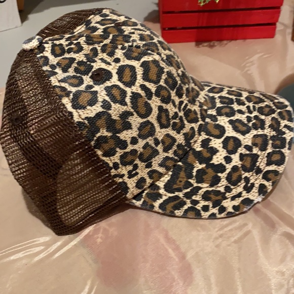 Leopard print trucker distressed hat with adjustable band - Picture 3 of 3